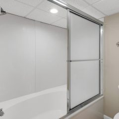 Guest room has tub/shower combination